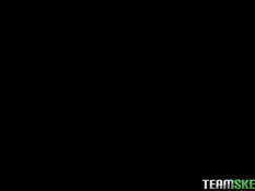 Парень отодрал во дворе татуированную сисястую любительницу пирсинга