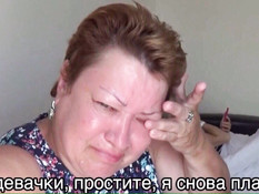 Молодая русская блондинка игроманка сосёт член и проглатывает сперму