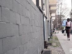 Худая негритянка с большой грудью затрахала бородатого белого мужика