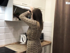 Игривая русская соседка отсосала у парня и занялась сексом на кухне